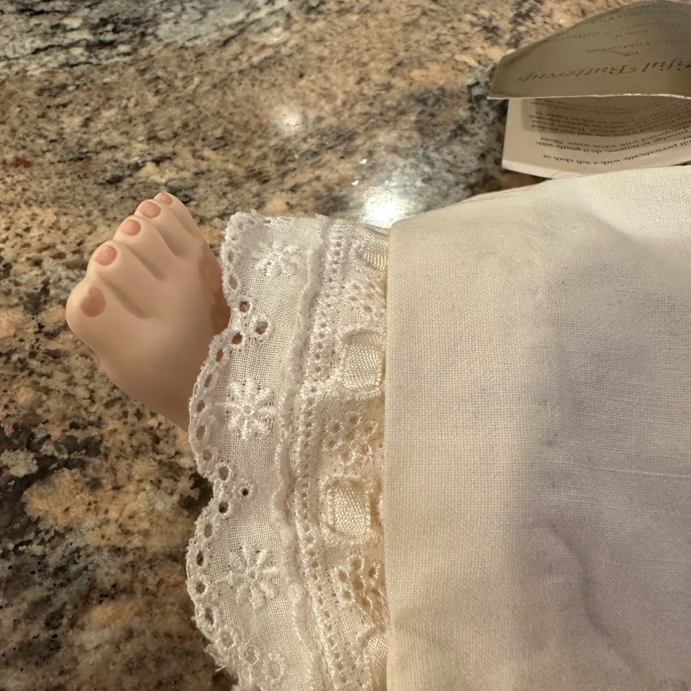 Vintage Georgetown Collection BEAUTIFUL BUTTERCUP Porcelain Pouty Sitting Doll - Picture 8 of 8